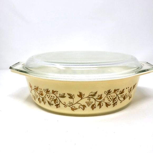 Pyrex Golden Grapes 045 2.5 Quart Casserole with Lid‎ Vintage Promo Tan and Gold - Picture 1 of 13